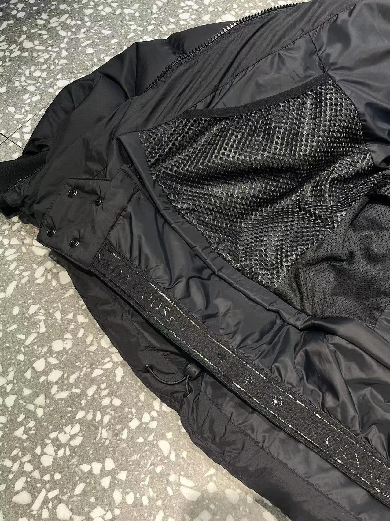 P940 2️⃣0️⃣2️⃣4️⃣The latest Canada goose black label down jacket. The goose black label down jacket is a must-have in the outerwear industry! The latest designer styles! The goose down jacket has always been a popular element of fashion and is loved by experts from all walks of life! Fashionable hooded cut, high-end customer-supplied fine goose down, high resilience, smooth zipper, strong and firm. Pockets on both sides can store small items, free your hands, and you can go out without worries. It can also meet the need of putting your hands in your pockets👏👏Produced by Big Goose, it can be used as a group uniform by many celebrities. This down jacket uses a double-layer anti-down lining design, which has strong windproof performance and will be very warm in winter! New standard 90% goose down filling, high fluffiness, windproof hooded design. When walking outdoors, pull the collar to the highest position, put your hands in the pockets and it will be very warm. It can be easily controlled by all body types! The interior is equipped with an elastic snow skirt design for better wrapping. The simple and neat style design highlights the masculine temperament. The impeccable style is classic and never goes out of style. It is warm and practical, and it is versatile! You can enter with your eyes closed!  Size: XS-XXL Color: black gray